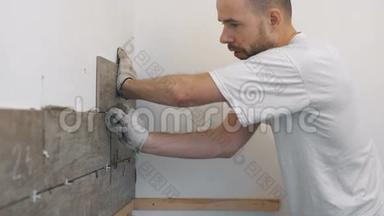 家居<strong>装修</strong>、<strong>装修</strong>-施工工人用瓷砖、瓷砖墙面粘合剂、砂浆勾缝